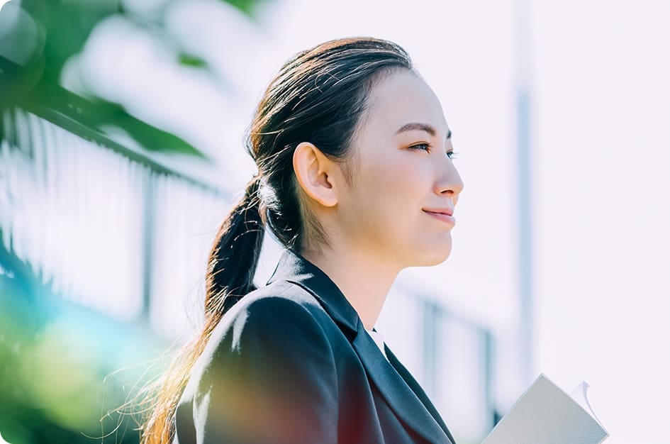 自信に満ちた表情の若い女性